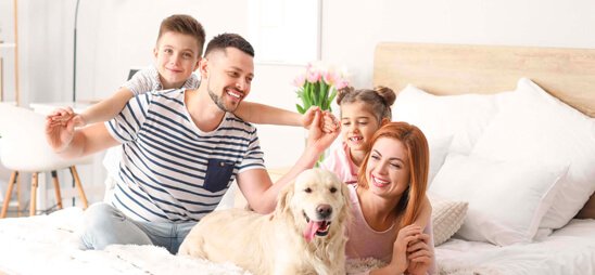 Familia feliz en dormitorio